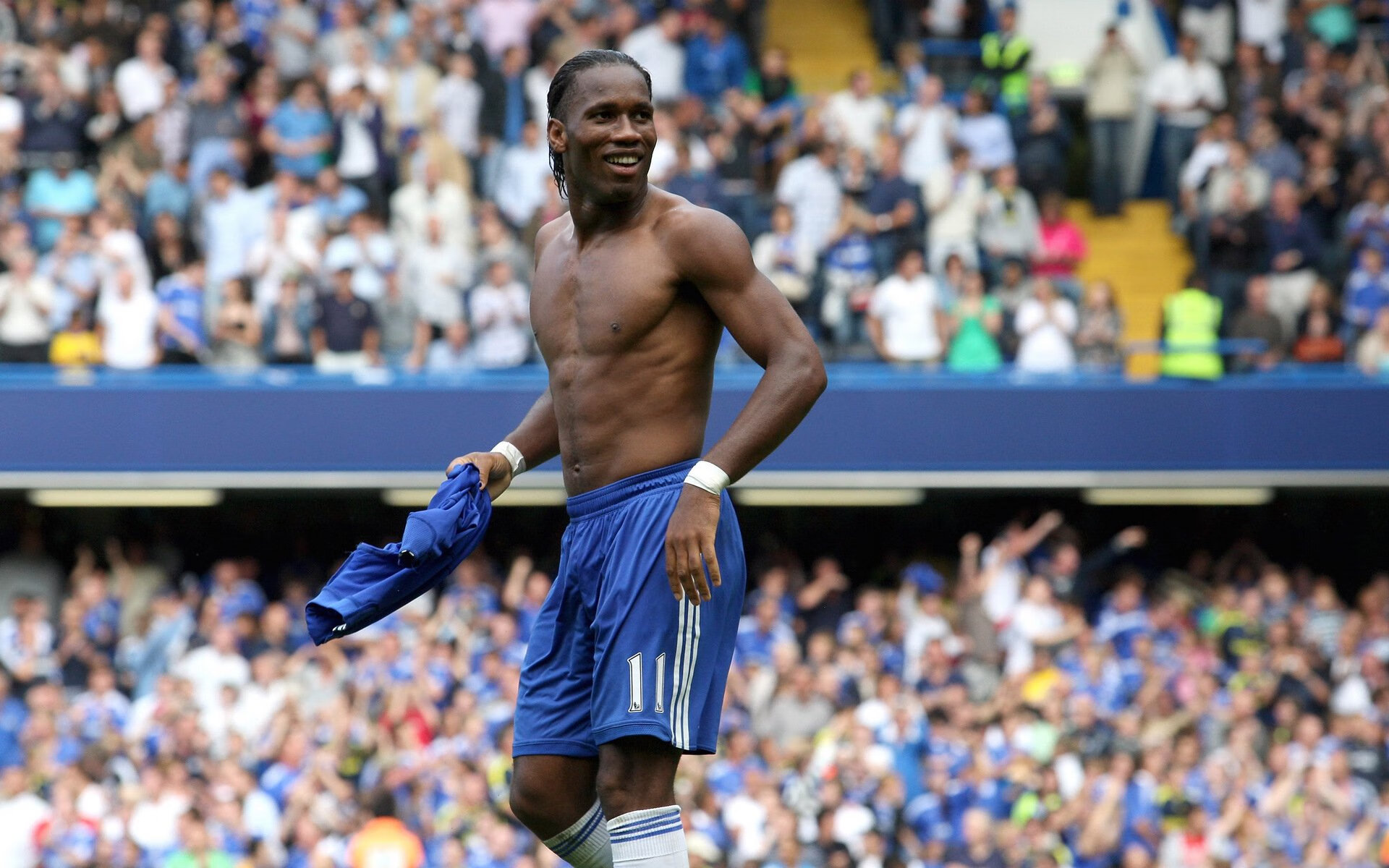 “英超焦点战：两豪门激烈对攻，场面精彩纷呈”，英超两大豪门